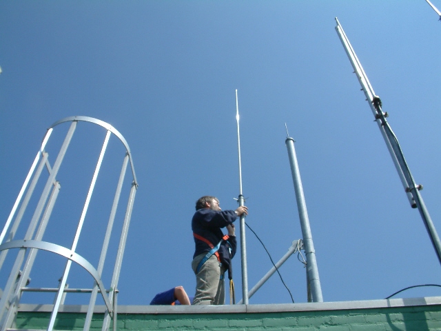 Piet PA1HPM en Alex PA3FZW - Plaatsing antenne (7).jpg